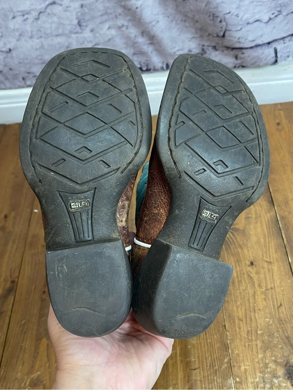 Ariat kids size 13 turquoise and brown leather cowboy boots